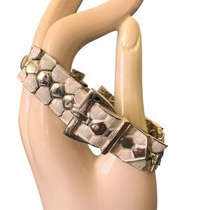 Retro Belt Bracelet White & Silver 7”
Vintage Coro.